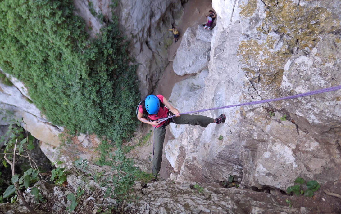 până jos e cale lungă